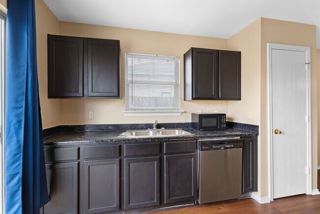 Building Photo - 3 Bedroom/2 Bath Meadow Brook Subdivision