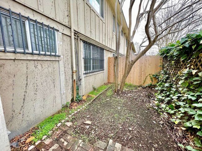 Building Photo - Spacious 2 bed 1 bath Condo with private p...