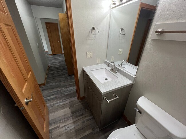 Building Photo - Garden-level 3 bedroom unit close to Sawyer Elementary