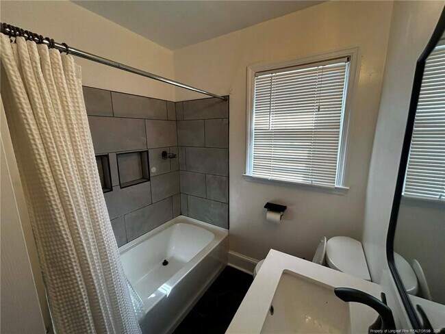 Building Photo - 1000 Ivy Rd