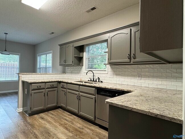 Building Photo - 100 Huxton Ct SW