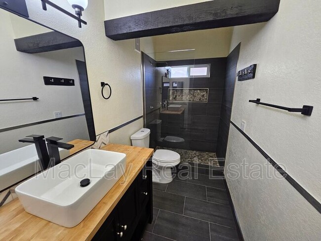 Building Photo - 4024 E Hiddenview Dr