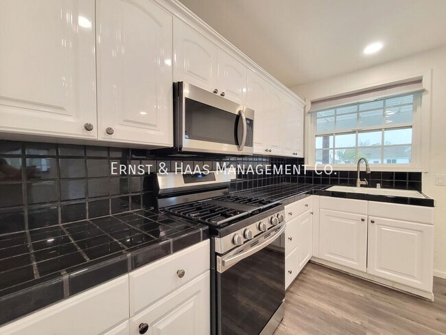 Building Photo - Beautifully Remodeled 3 Bedroom 2 Bath Lak...