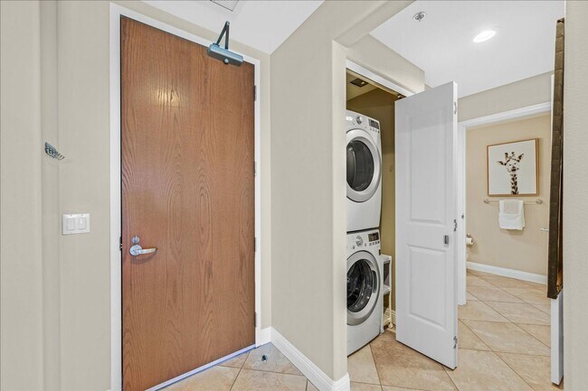 Building Photo - Designer Furnished Beauty at One Las Vegas!