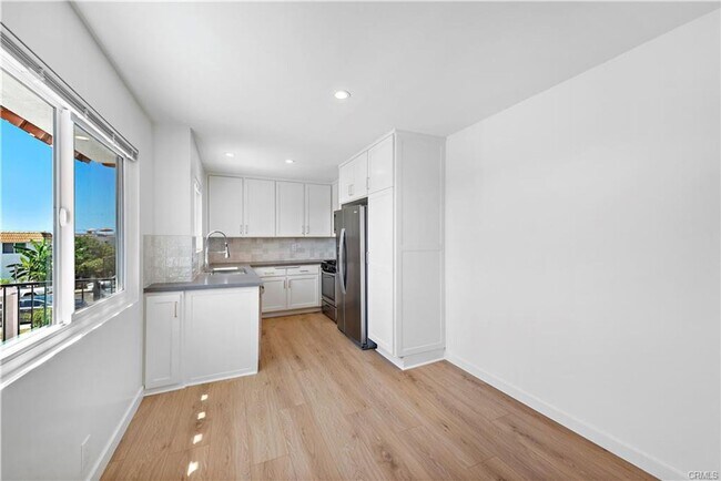 Building Photo - 223 Avenida Victoria