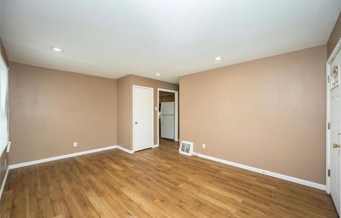 Building Photo - 325 Caithness Rd