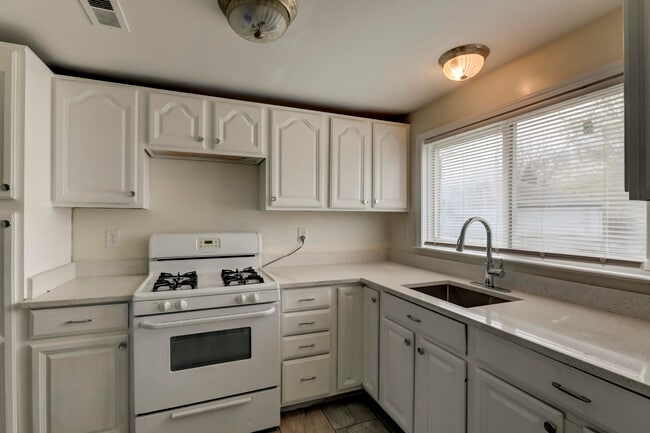 Building Photo - 6020 Mayfair St