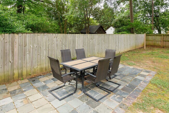 Building Photo - Beautiful 4 Bedroom Home off Of Cutshaw Ave! ***Available Early August 2026***