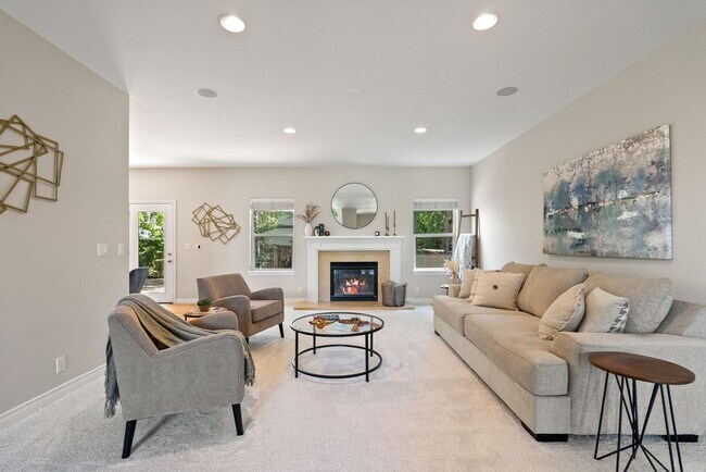 Building Photo - Charming Awbrey Butte Home Available NOW