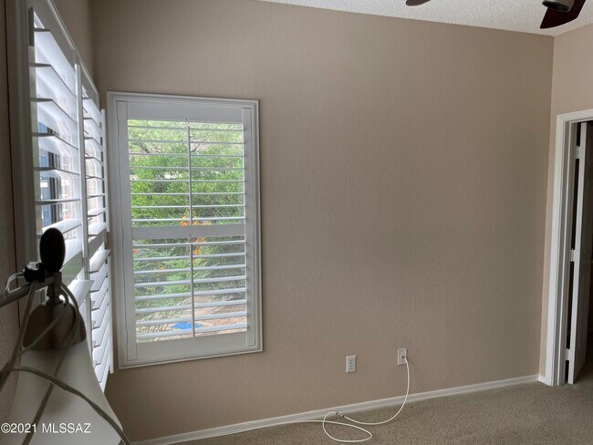 Building Photo - 6655 N Canyon Crest Dr