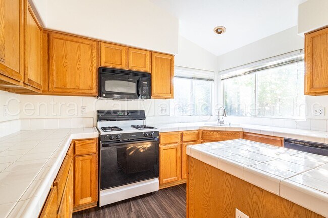 Building Photo - 4 Bedroom/2.5 Bath Home located in RiverLakes - $2645 Per month!