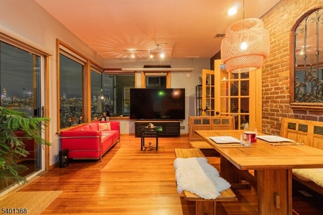 Building Photo - 152 Pine St