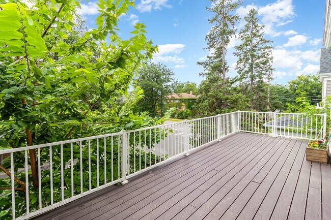 Building Photo - Spacious 5 Bed | 2 Bath Home in the Heart ...
