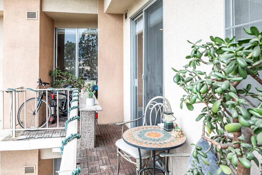 Building Photo - 100 S Doheny Dr