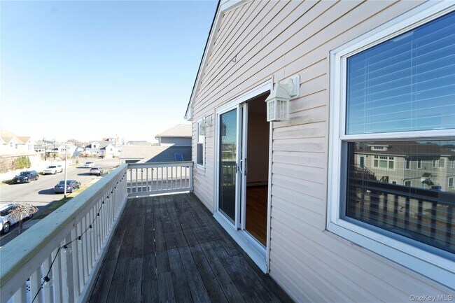 Building Photo - 556 E Harrison St