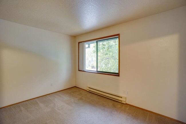 Building Photo - December Rent Free! Fanno Creek Condo - Lo...