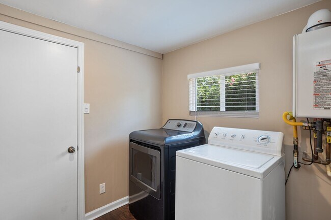 Building Photo - Gorgeous Upgraded home in Roseville