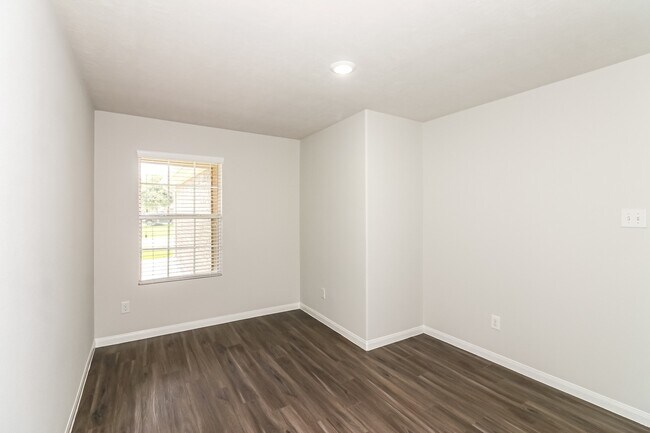 Building Photo - 810 Desoto Dr
