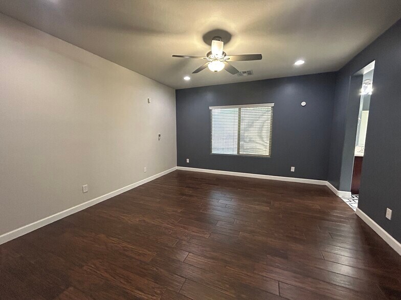 Building Photo - 10765 W Avenida del Rey