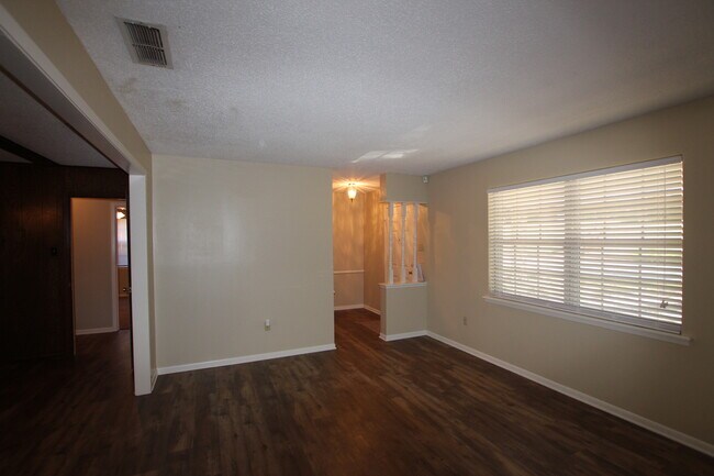 Building Photo - Coming Soon! Charming 3 Bedroom 2 Bath Home in Tyler!