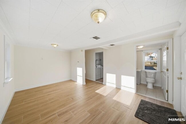 Building Photo - 75 Lakeview Terrace