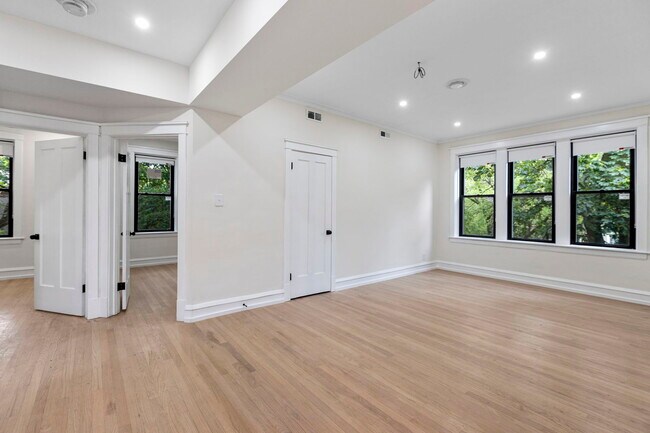 Building Photo - 4636 N Hamilton Ave