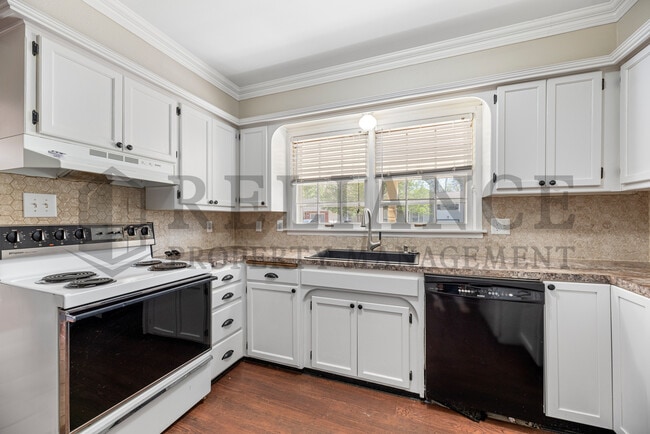Building Photo - 1440 Community Dr