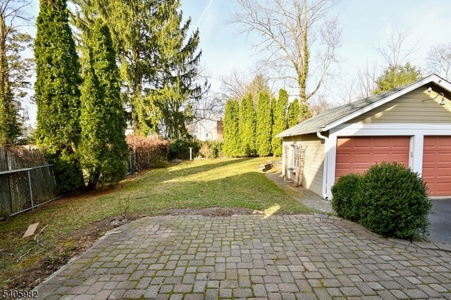 Building Photo - 133 Pine Grove Ave