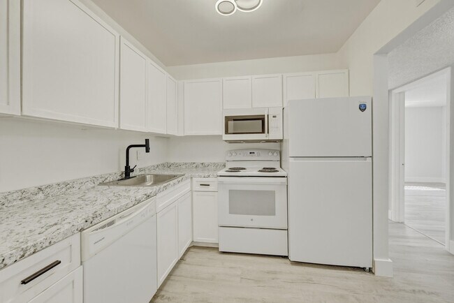 Building Photo - 13730 SW 90th Ave