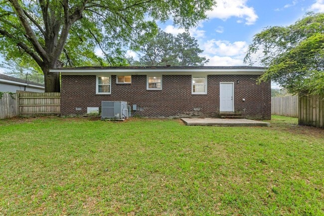 Building Photo - Charming 3 bedroom Available Now