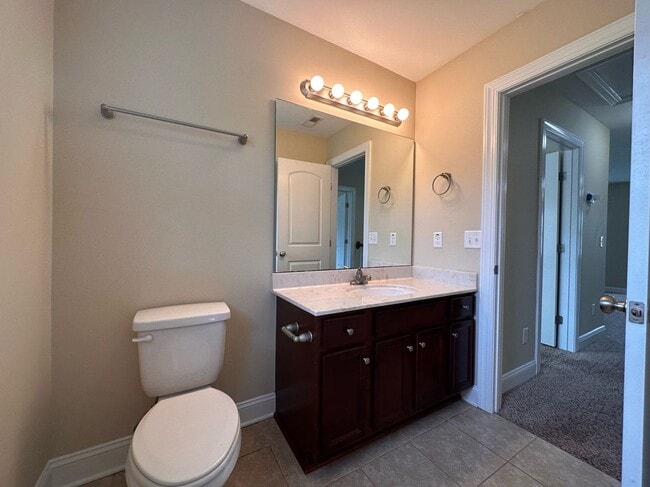 Building Photo - Perfect on Pineflat!