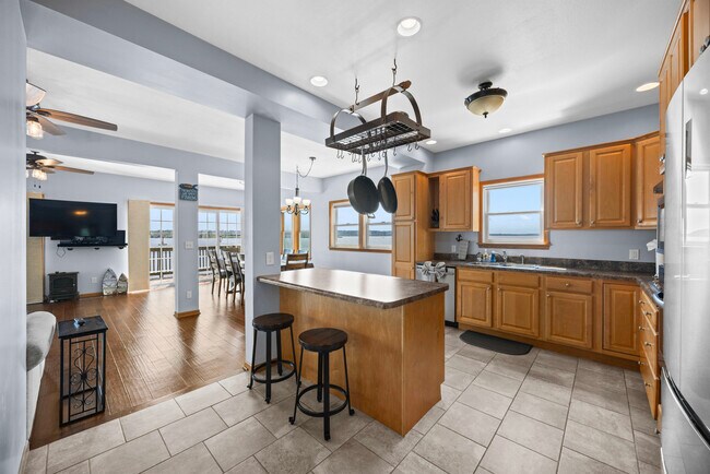 Building Photo - 15414 N River Beach Dr