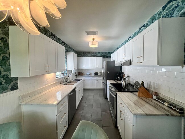 Building Photo - 6-8 MONTH FURNISHED RENTAL -NE ST. PETE 2/...