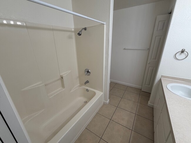 Building Photo - 4338 Ward Pl NE