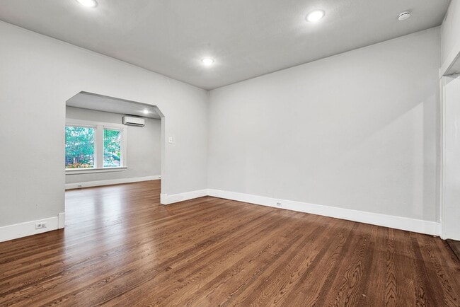 Building Photo - Charming Craftsman Style Home in Tobin Hill!