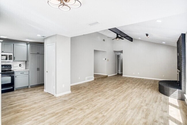 Building Photo - 1802 Hillcrest Dr