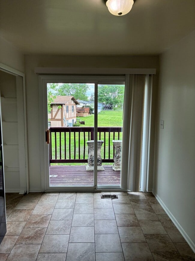 Building Photo - Spacious Updated 4 Bed 2 Bath with Garage Parking