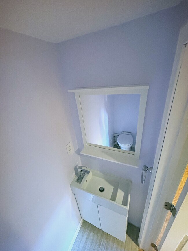 Half bathroom - 100 Emerson Gardens Rd