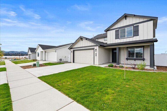 Building Photo - Spacious 4-Bedroom, 2.5 Bath, Two-Story Gem with a Fenced Yard!