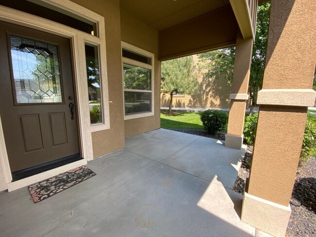 Building Photo - Lawn Care included!  4 bed 2.5 bath Neighb...