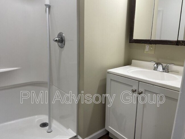 Building Photo - 940 SE Pinecrest Dr