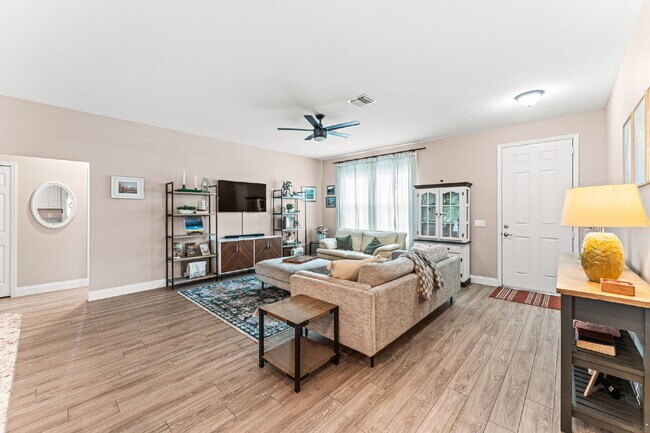 Building Photo - 3/2, fully fenced single family home in NW...