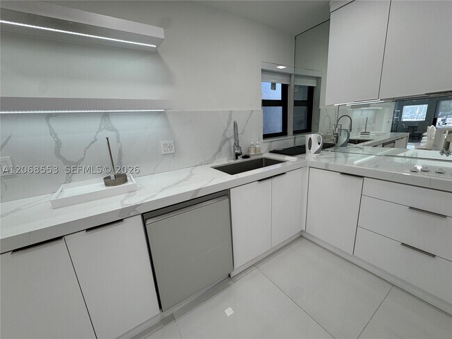 Building Photo - 350 Poinciana Island Dr