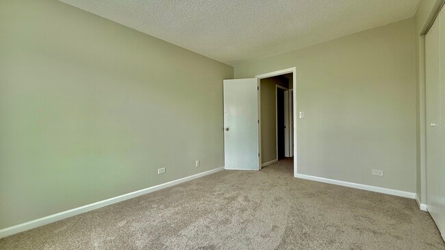 Building Photo - 10 Rugby Ct