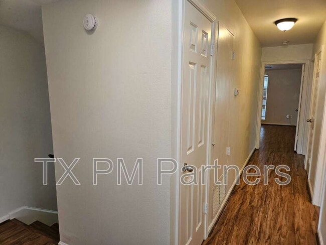 Building Photo - 500 N Post Oak Ln