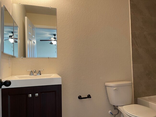 Building Photo - Townhome for rent