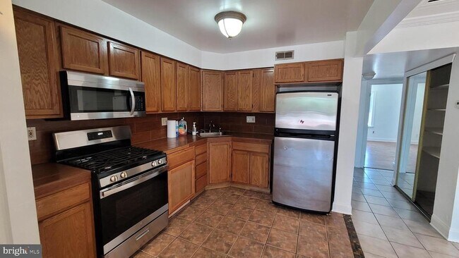 Building Photo - 3556 Woodhaven Rd