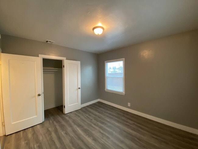 Building Photo - Follow the yellow brick to this Remodeled 2 BD 1 BA House in NE Bakersfield