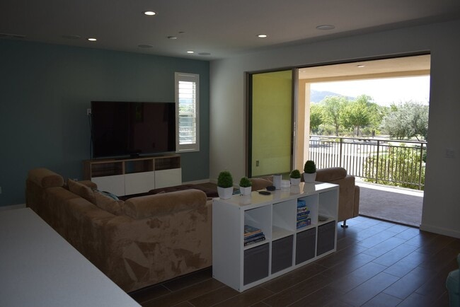Building Photo - 3 Story 4 Bedroom 3.5 Bath Home in Del Sur...