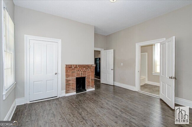 Building Photo - 230 Telfair St